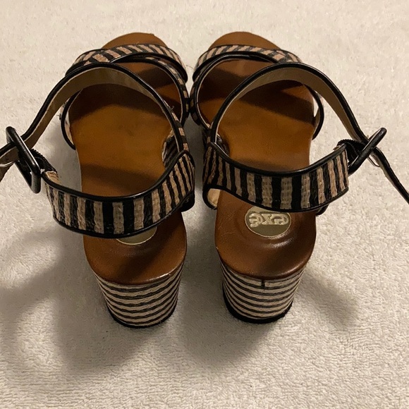 Exé Black & Tan platform heels - Picture 3 of 5